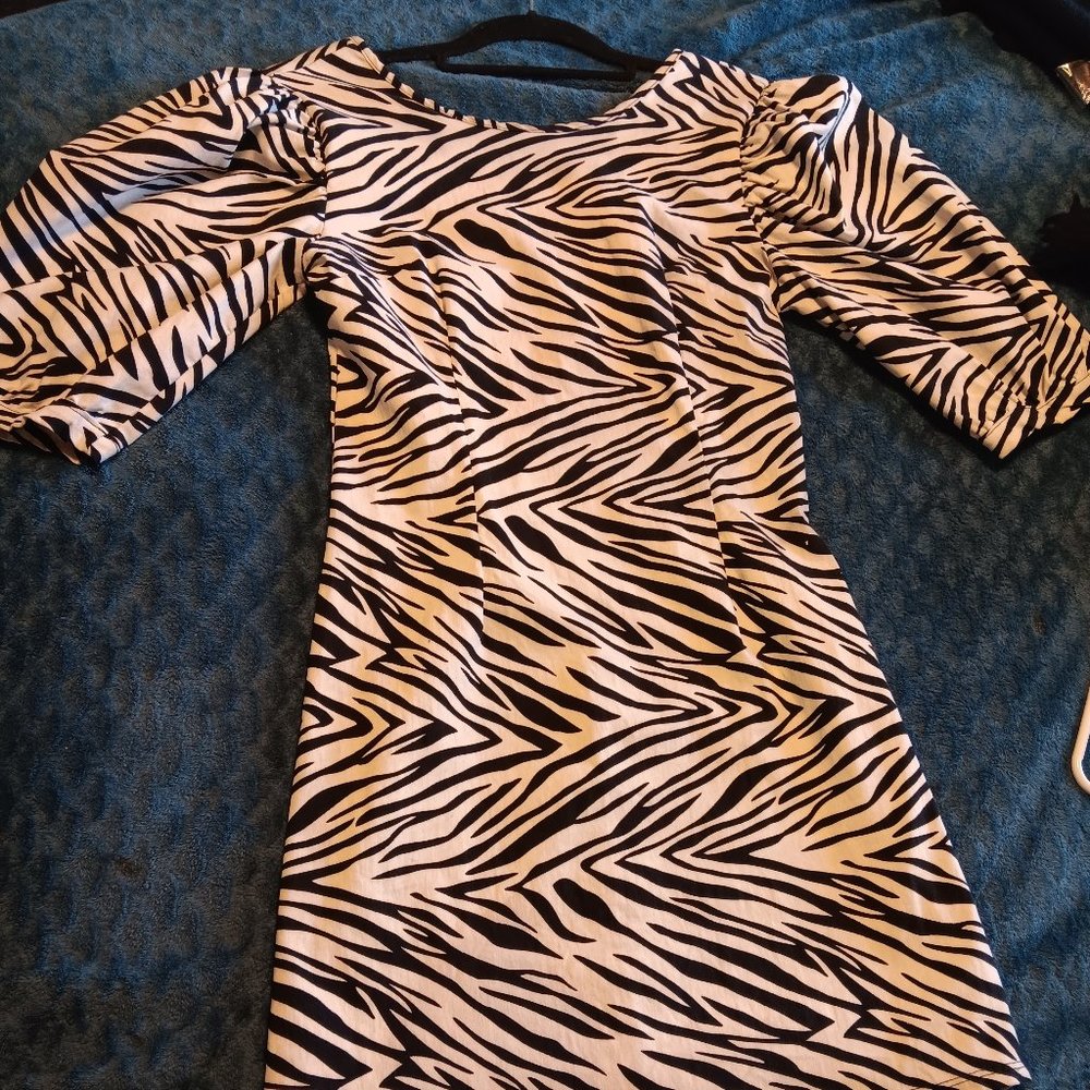 Body con puffy vee back dress